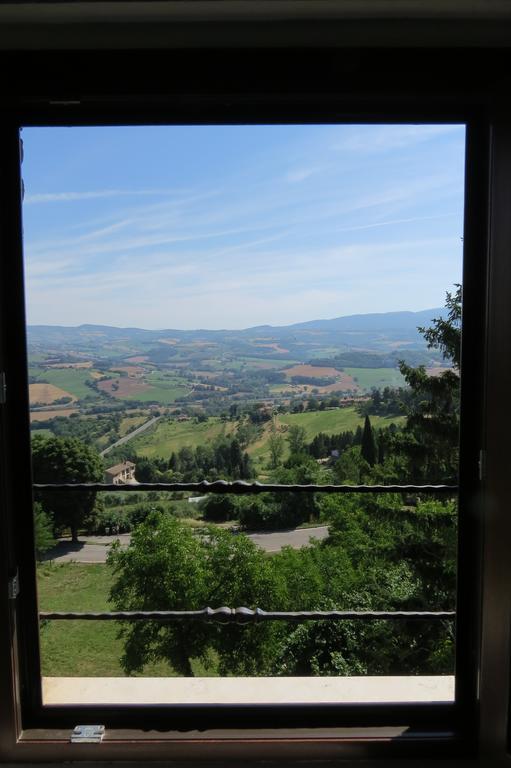 Hotel Fawlty Towers Todi Esterno foto