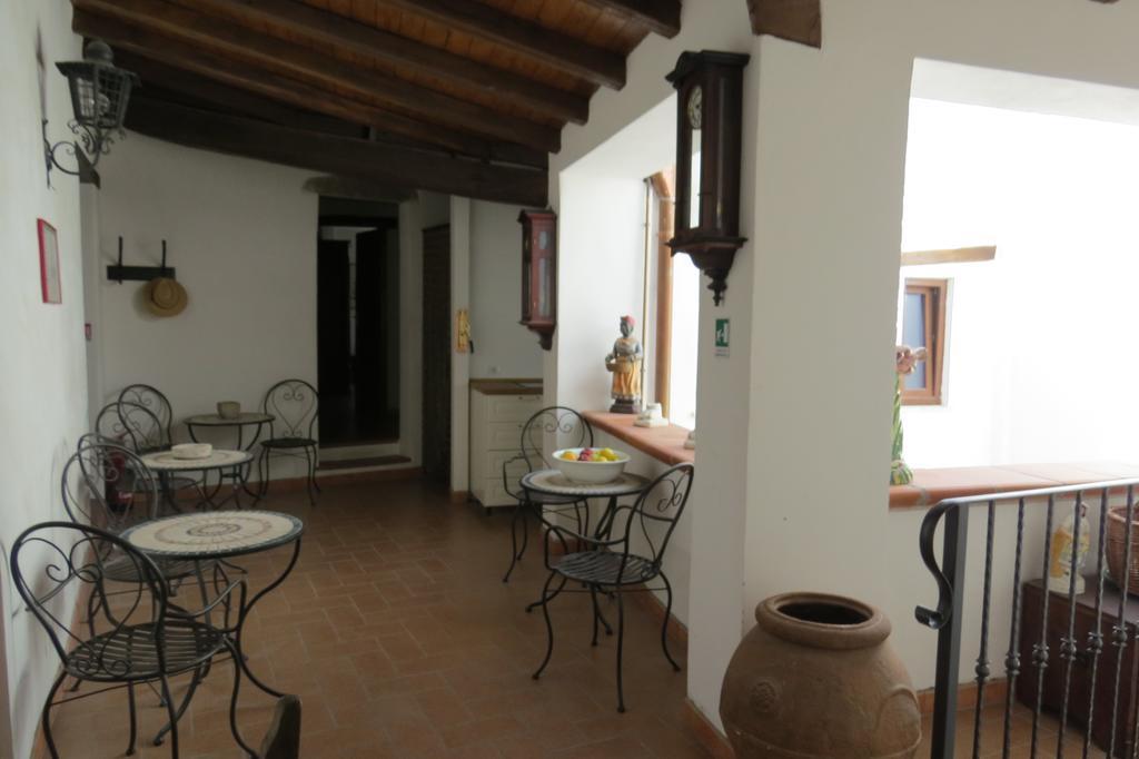 Hotel Fawlty Towers Todi Esterno foto